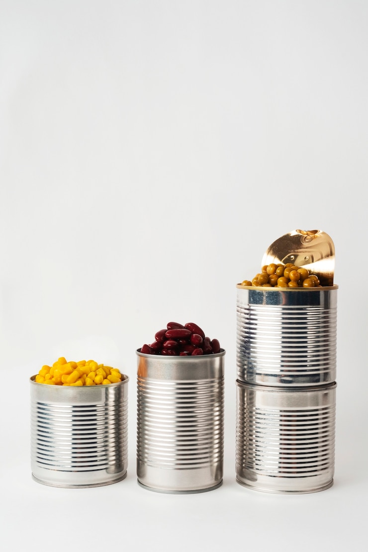 Foto grátis alimentos embalados em latas de vida morta