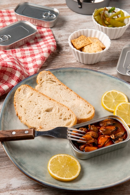 Foto grátis alimentos embalados em latas