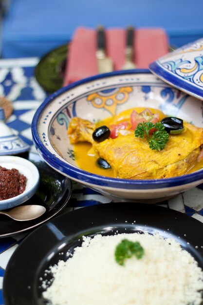 Alimentos indianos, curry de frango amarelo com mergulho e arroz