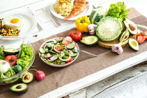 Alimentos orgânicos saudáveis na mesa de jantar