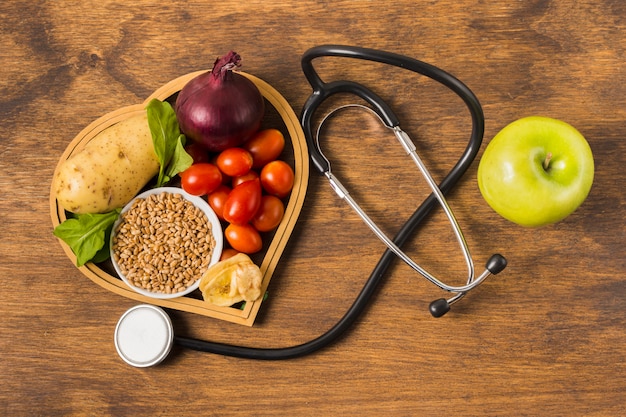 Foto grátis alimentos saudáveis e equipamentos médicos