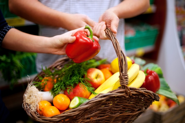 Foto grátis alimentos saudáveis enchidos de cesta