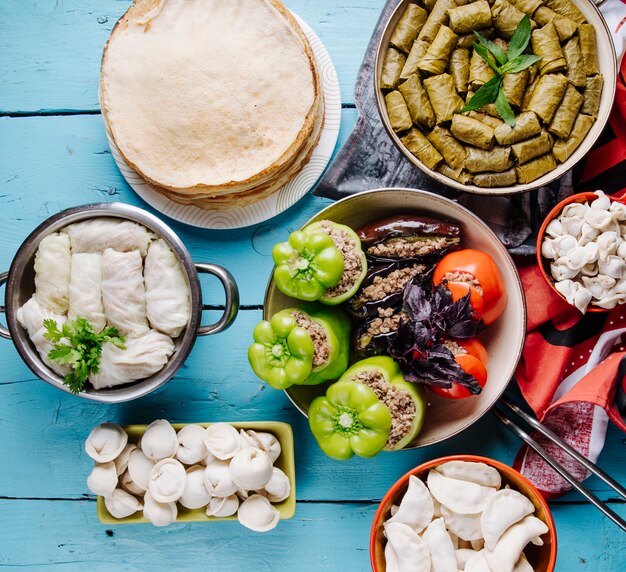 Alimentos tradicionais do Azerbaijão na mesa azul.