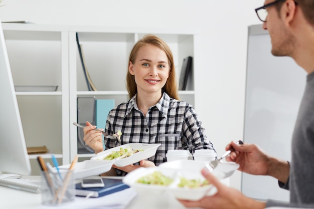 Almoçando na mesa de escritório