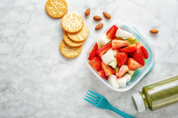 Almoço com frutas na caixa