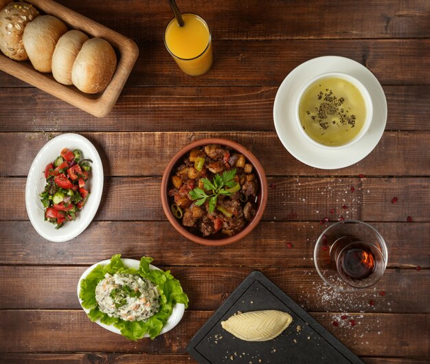 Almoço de negócios com salada de sopa e jizz-byz