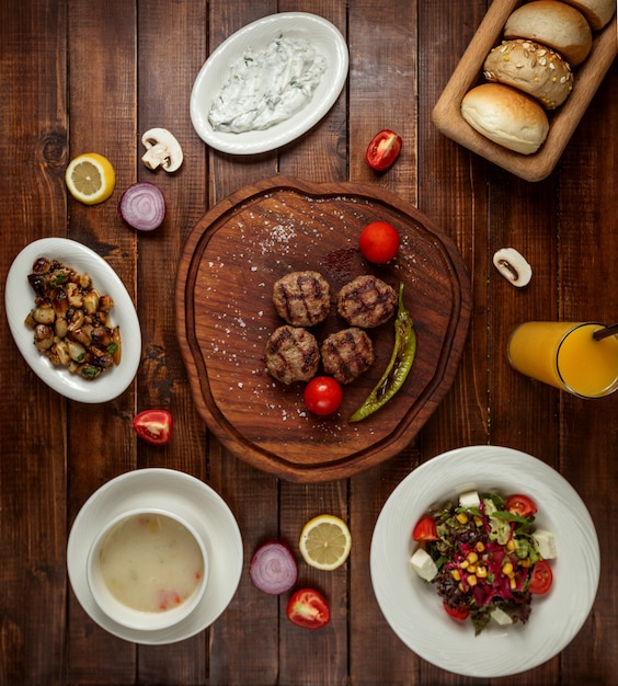 Almoço de negócios com salada de sopa e prato de carne