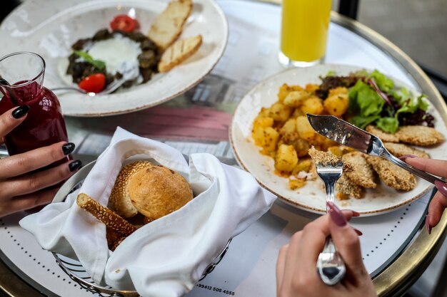 Almoço pratos principais batata frango dolma coquetéis pães vista lateral