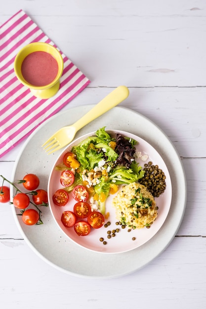 Almoço vegetariano infantil, risoto de abóbora com lentilha