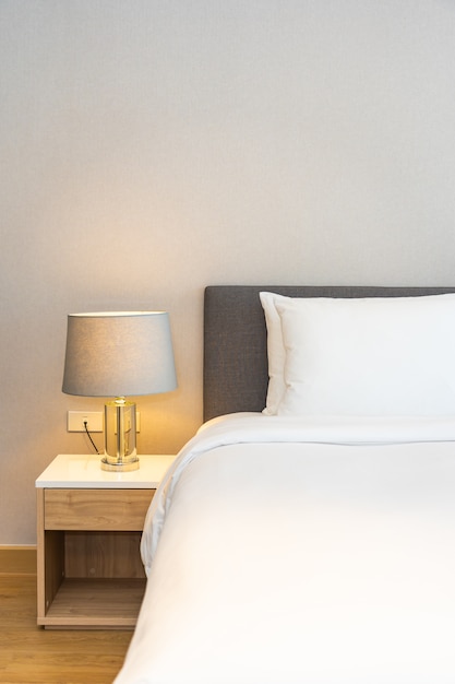 Foto grátis almofada branca na cama com abajur