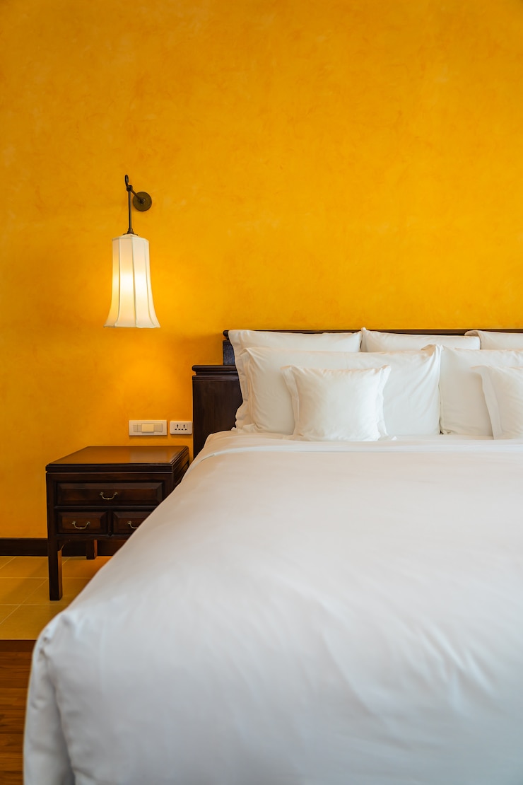 Foto grátis almofada branca na cama decoração interior do quarto