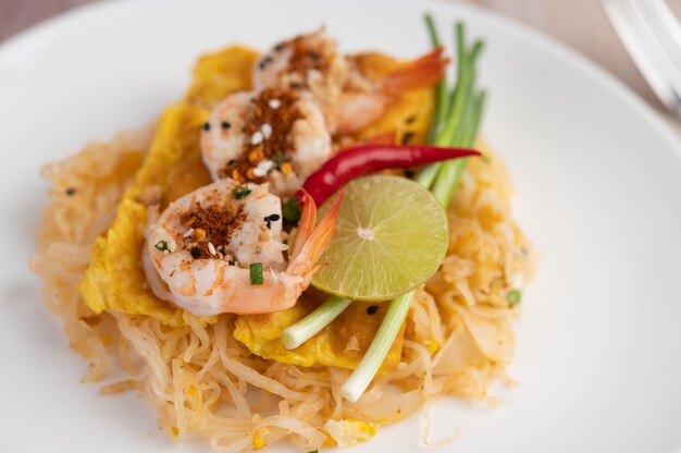 Almofada camarão fresco tailandês em um prato branco.