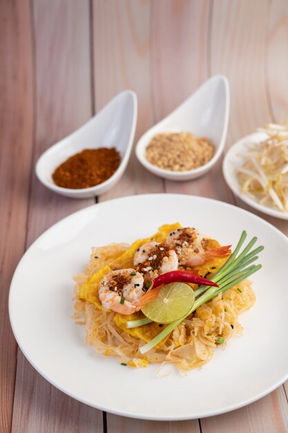 Almofada camarão fresco tailandês em um prato branco.