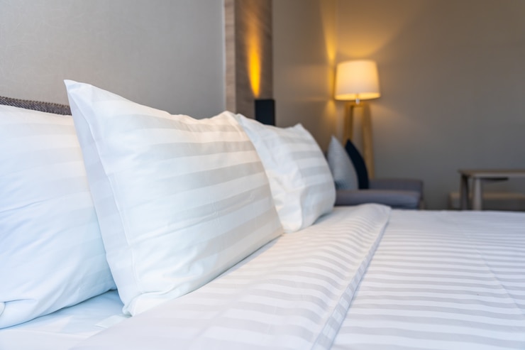 Foto grátis almofada confortável branca na decoração interior da cama