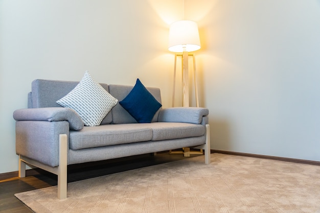 Foto grátis almofada confortável na decoração do sofá com o interior da lâmpada