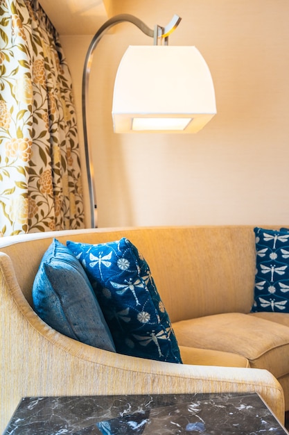 Almofada confortável na decoração do sofá Foto Premium