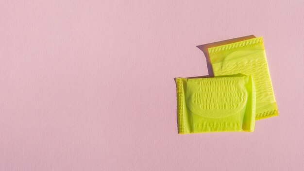 Almofadas embrulhadas amarelas com fundo de espaço rosa cópia