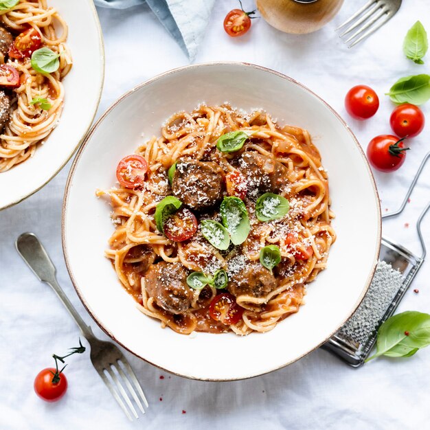 Almôndega de espaguete coberta com parmesão e fotografia de comida de manjericão