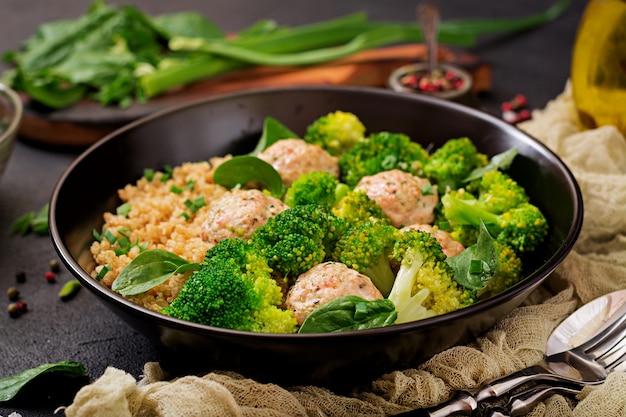 Almôndegas assadas de filé de frango com enfeite com quinoa e brócolis cozido. Nutrição apropriada. Nutrição esportiva. Menu dietético