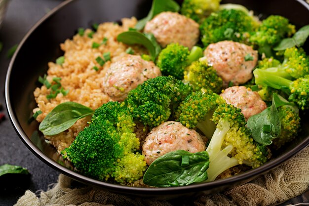 Almôndegas assadas de filé de frango com enfeite com quinoa e brócolis cozido. Nutrição apropriada. Nutrição esportiva. Menu dietético