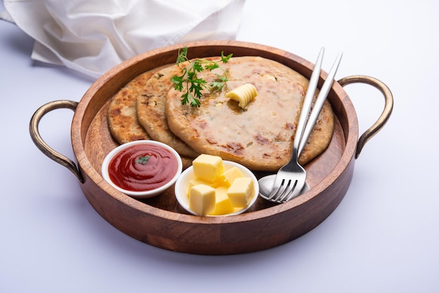 Aloo paratha ou gobi paratha, também conhecido como prato de pão achatado recheado de batata ou couve-flor originário do subcontinente indiano