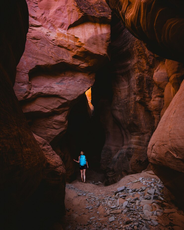Foto grátis alpinista feminina explorar cavernas misteriosas do grand canyon