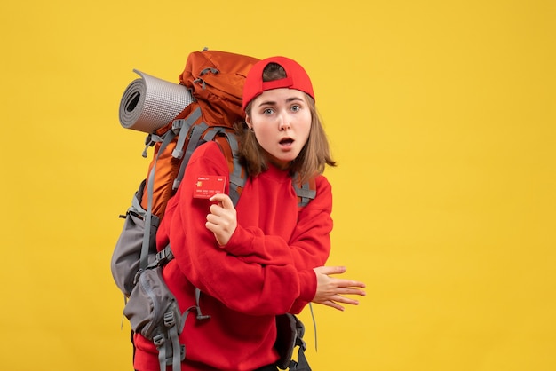 Alpinista linda de frente para mulher com mochila segurando cartão de desconto