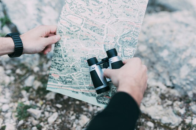 Foto grátis alpinista, olhando para o mapa