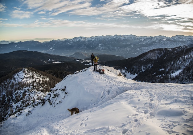 Alpinistas no topo de uma montanha de neve