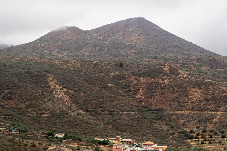 Foto grátis alta colina em um dia nublado
