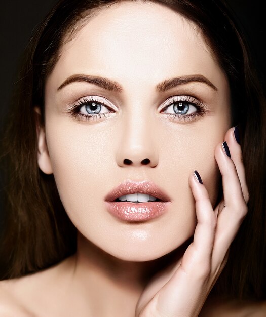 Alta moda look.glamor closeup retrato de beleza de modelo caucasiano jovem bonita com maquiagem nude com perfeita pele limpa