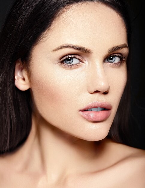 Alta moda look.glamor closeup retrato de beleza do modelo caucasiano jovem bonita sem maquiagem com pele limpa perfeita