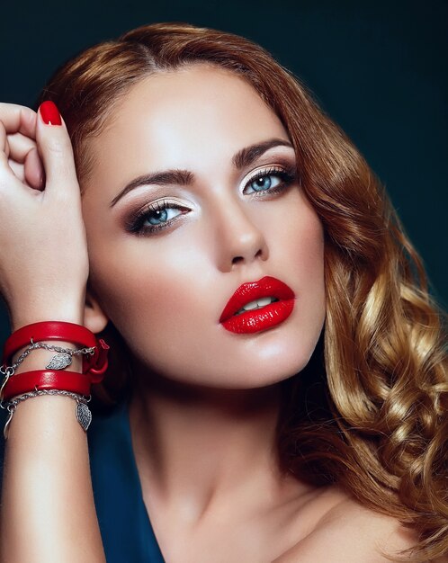 Alta moda look.glamor closeup retrato do modelo sexy caucasiano elegante mulher jovem e bonita loira com maquiagem brilhante, com lábios vermelhos, com pele limpa perfeita com acessórios coloridos