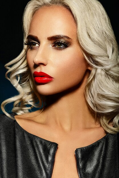Alta moda look.glamor closeup retrato do modelo sexy caucasiano elegante mulher jovem e bonita loira com maquiagem brilhante, com lábios vermelhos, com pele limpa perfeita