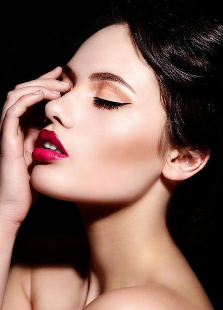 Alta moda look.glamor closeup retrato do modelo sexy caucasiano morena jovem bonita com maquiagem brilhante, com lábios vermelhos, com pele limpa perfeita
