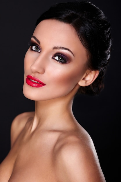 Alta moda look.glamor closeup retrato do modelo sexy caucasiano mulher jovem e bonita com lábios vermelhos, maquiagem brilhante, com pele limpa perfeita isolada no preto