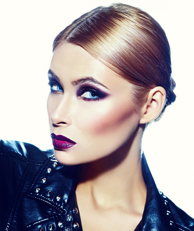 Foto grátis alta moda look.glamor closeup retrato do modelo sexy elegante caucasiano mulher jovem e bonita com maquiagem moderna brilhante, com lábios vermelhos escuros, com perfeita pele limpa