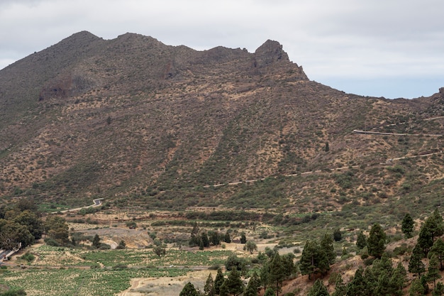 Alta montanha em um dia nublado