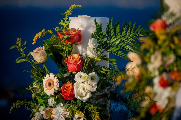 Altar de casamento decorado com vegetação e flores de laranja