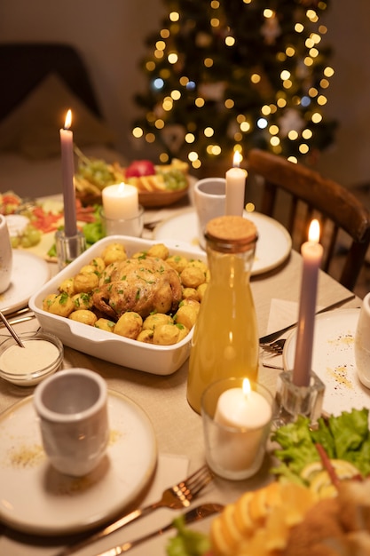 Alto ângulo comemorando a véspera de ano novo com comida