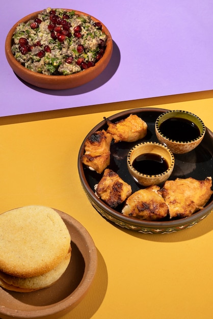 Foto grátis alto ângulo comida deliciosa na mesa natureza morta