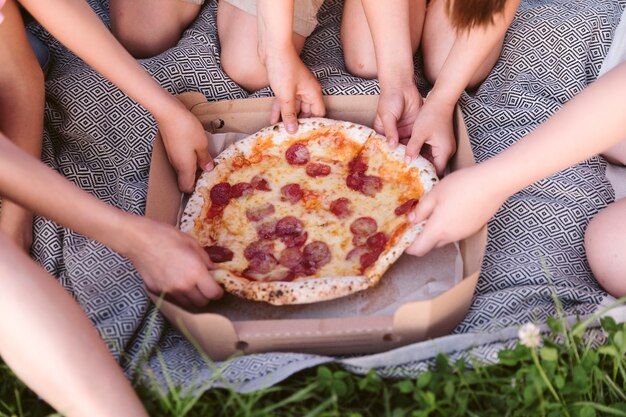 Alto ângulo, crianças, desfrutando, um, pizza