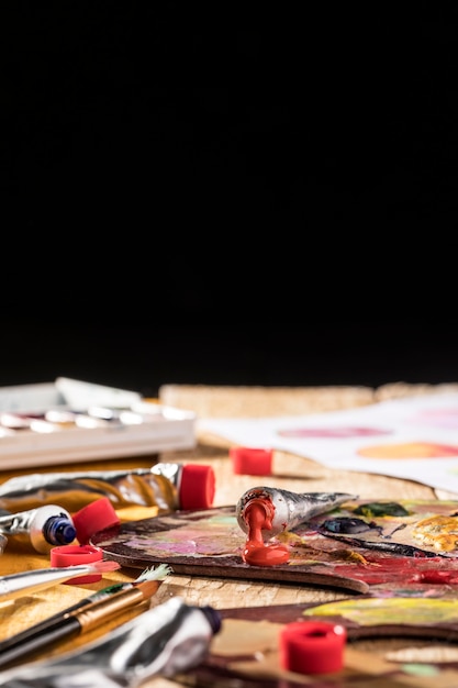 Foto grátis alto ângulo da paleta de pintura com espaço colorido para pintura e cópia