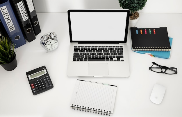 Alto ângulo da superfície da mesa do escritório com laptop e notebook