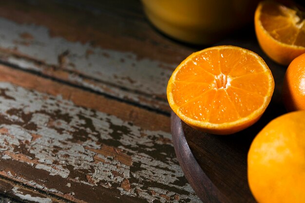 Foto grátis alto ângulo das metades da laranja do outono no prato com espaço de cópia