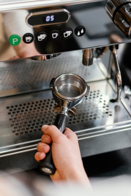 Alto ângulo de barista usando máquina de café
