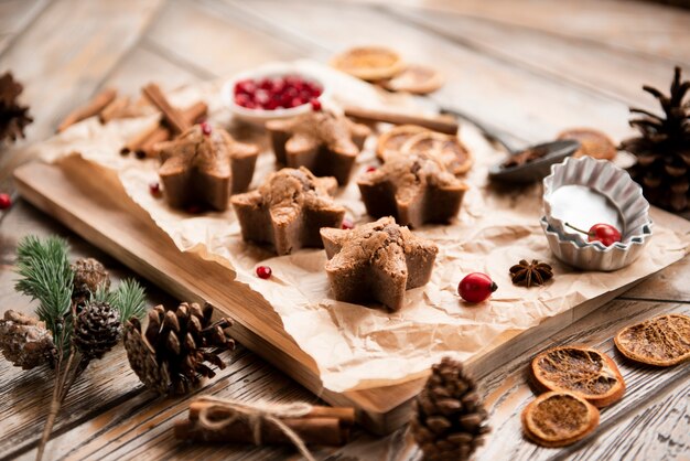 Alto ângulo de biscoitos em forma de estrela com pinhas