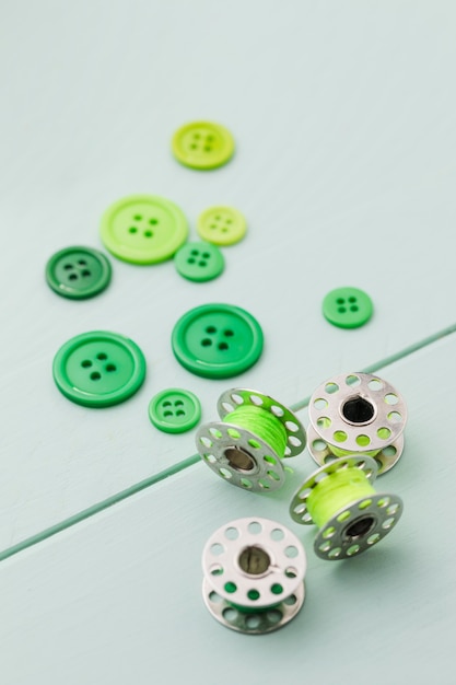 Foto grátis alto ângulo de botões verdes com ônibus da máquina de costura