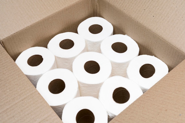 Foto grátis alto ângulo de caixa de papelão com rolos de papel higiênico