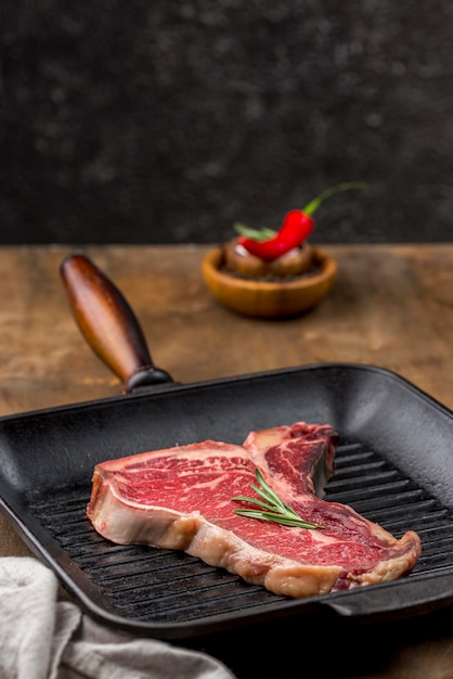 Foto grátis alto ângulo de carne na panela com ervas